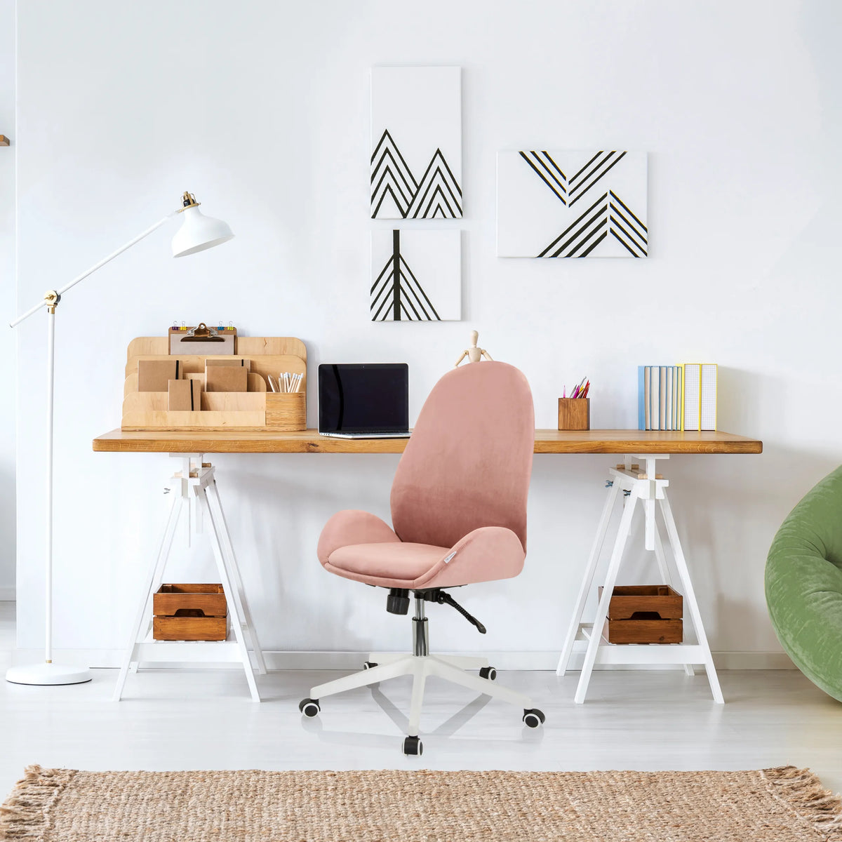 Home Office kontorsstol AVEA i rosa med vit stjärnfot och hjul framför ett skrivbord från hjh OFFICE