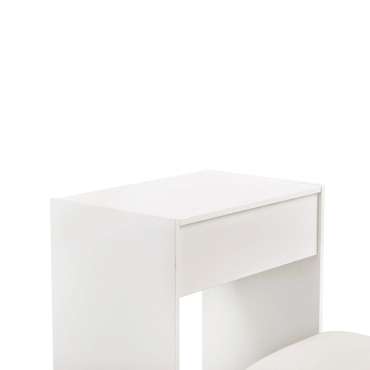 Vit bordsskiva med en låda från Glamdesk sminkspegeln från hjh LIVING