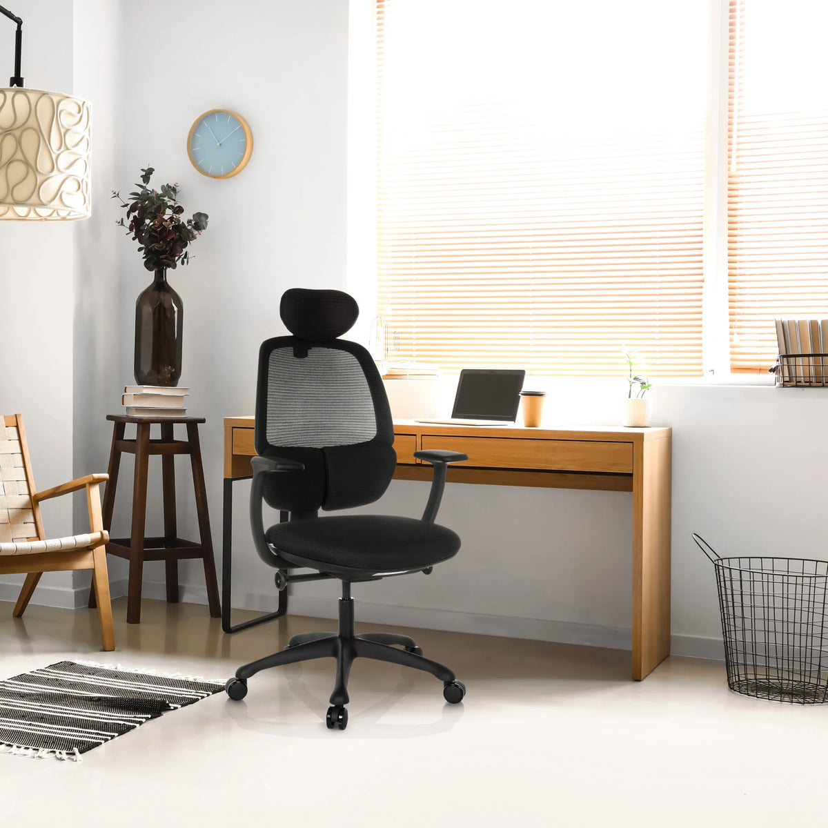 Svart Professionell kontorsstol RI-COVER med nätryggstöd och nackstöd från hjh OFFICE