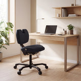 EvoShift knästol i svart vid ett ljust träskrivbord från hjh OFFICE