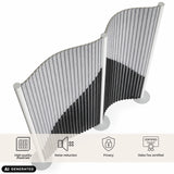 Grå visuell och akustisk skärmvägg Flexmiut Wave med vågformad design från hjh OFFICE (AI-genererad bild)