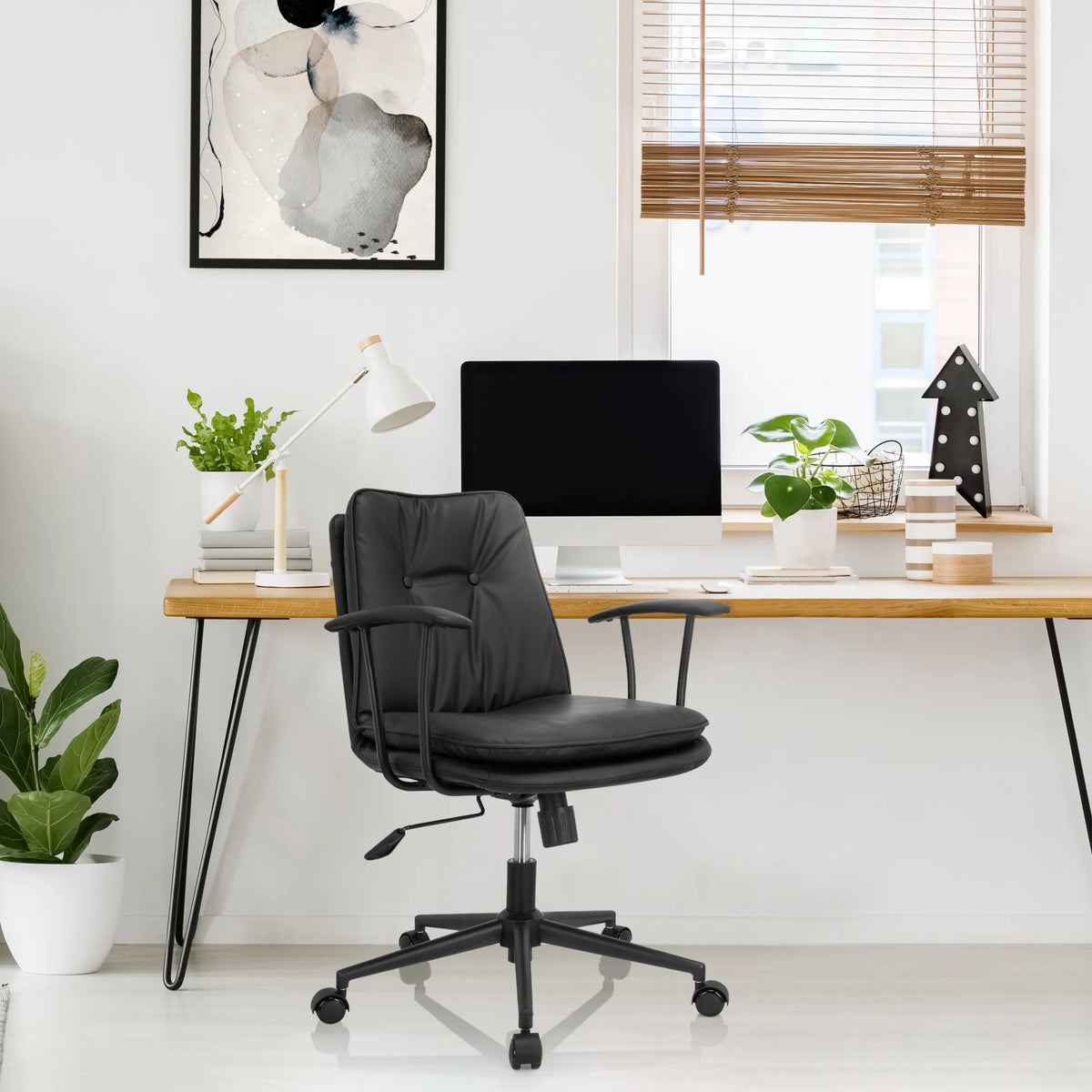 Svart Home Office kontorsstol SMALLO med armstöd och hjul vid ett skrivbord från hjh OFFICE