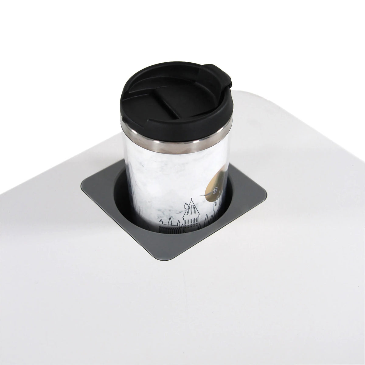Integrerad mugghållare med termomugg på den vita bordsskivan på STAND VM-SU I-ståskrivbord från hjh OFFICE