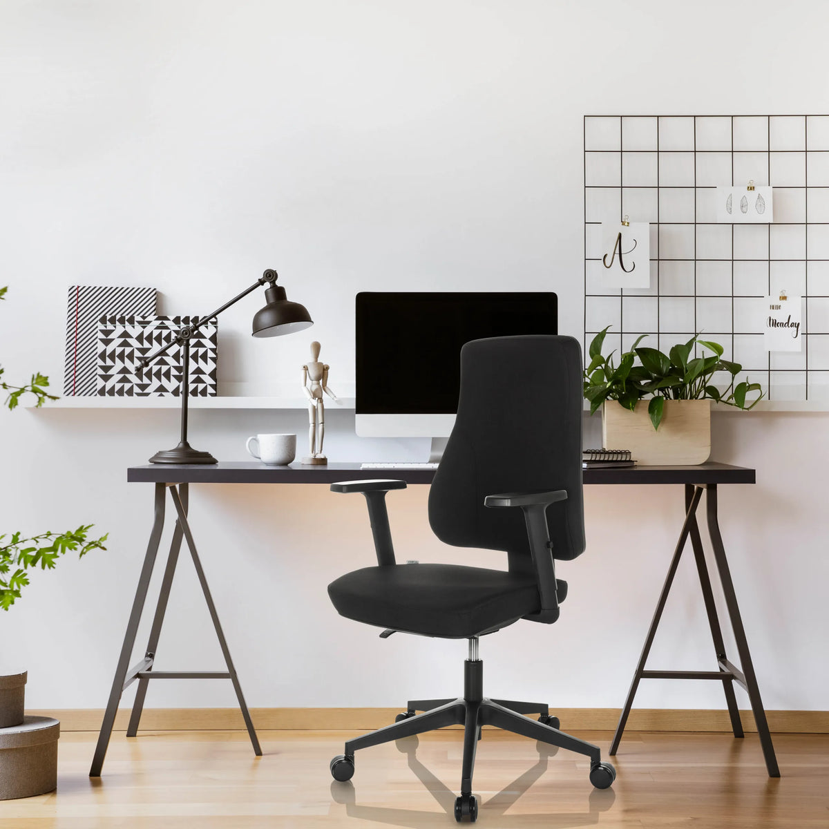 Svart Professionell kontorsstol MATHES med armstöd och hjul vid ett skrivbord från hjh OFFICE