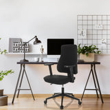 Svart Professionell kontorsstol MATHES med armstöd och hjul vid ett skrivbord från hjh OFFICE