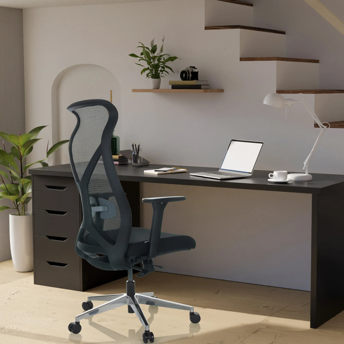 Svart Professionell kontorsstol AZURRO B med nätryggstöd och armstöd framför ett skrivbord från hjh OFFICE