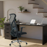 Svart Professionell kontorsstol AZURRO B med nätryggstöd och armstöd framför ett skrivbord från hjh OFFICE