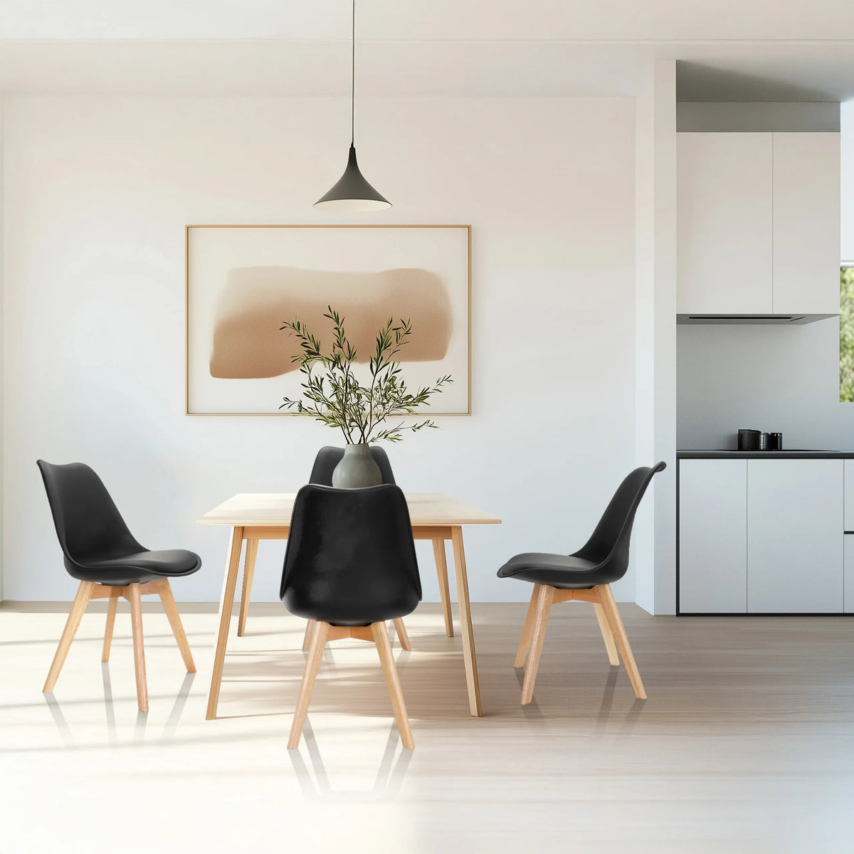 Fyra svarta SCANDI 4 skålformade stolar med träben vid ett matbord från hjh OFFICE