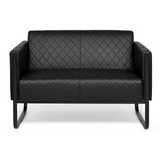 Svart loungesoffa ARUBA BLACK som tvåsits med quiltning och medar från hjh OFFICE – 360-gradersvy (framifrån 0°)