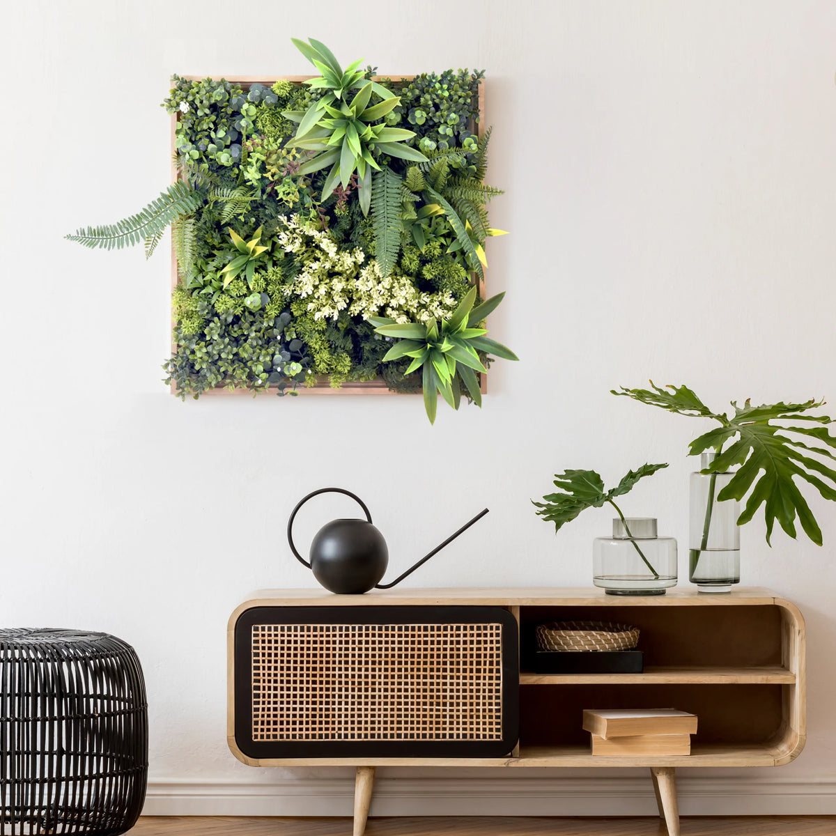 Grön Växtmatta LEAFLUXE WALL 1 med olika mossor och ormbunkar i en träram från hjh LIVING
