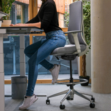 Grå Bardiskstol HALIFAX WORK med fotring och hjul från hjh OFFICE