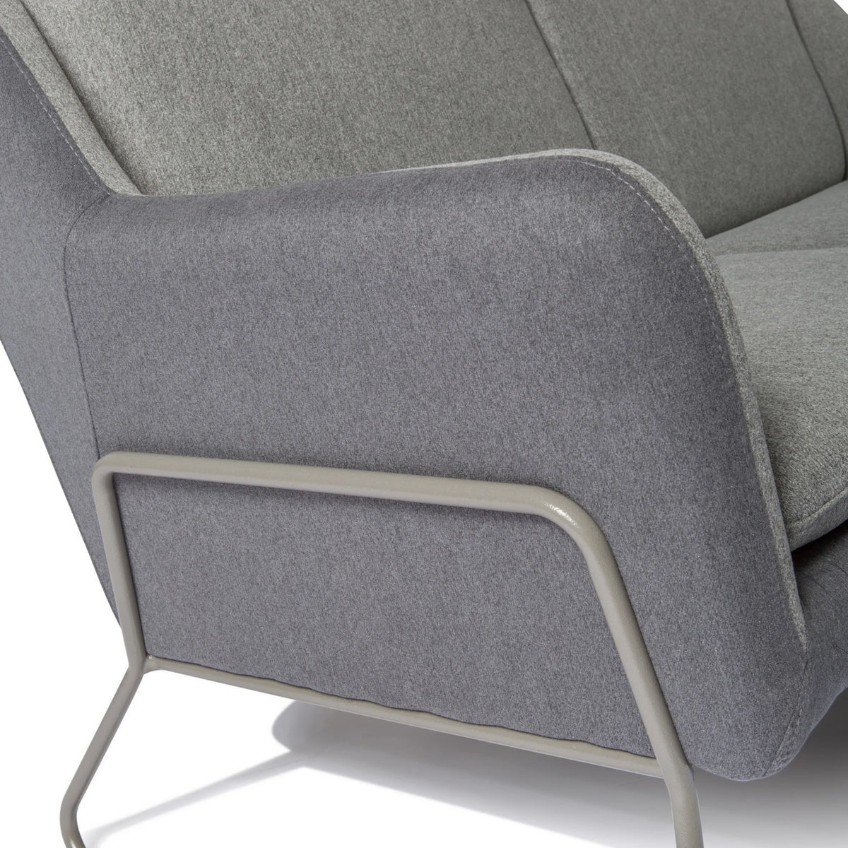 Armstöd och grått tygöverdrag på loungesoffa LAGUN med grå metallram från hjh OFFICE