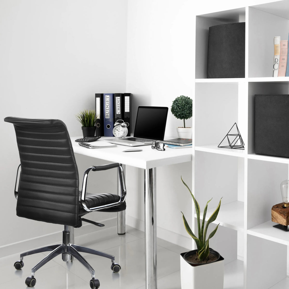 Professionell chefsfåtölj ASPERA 10 i svart med tvärsömnad och förkromade armstöd från hjh OFFICE