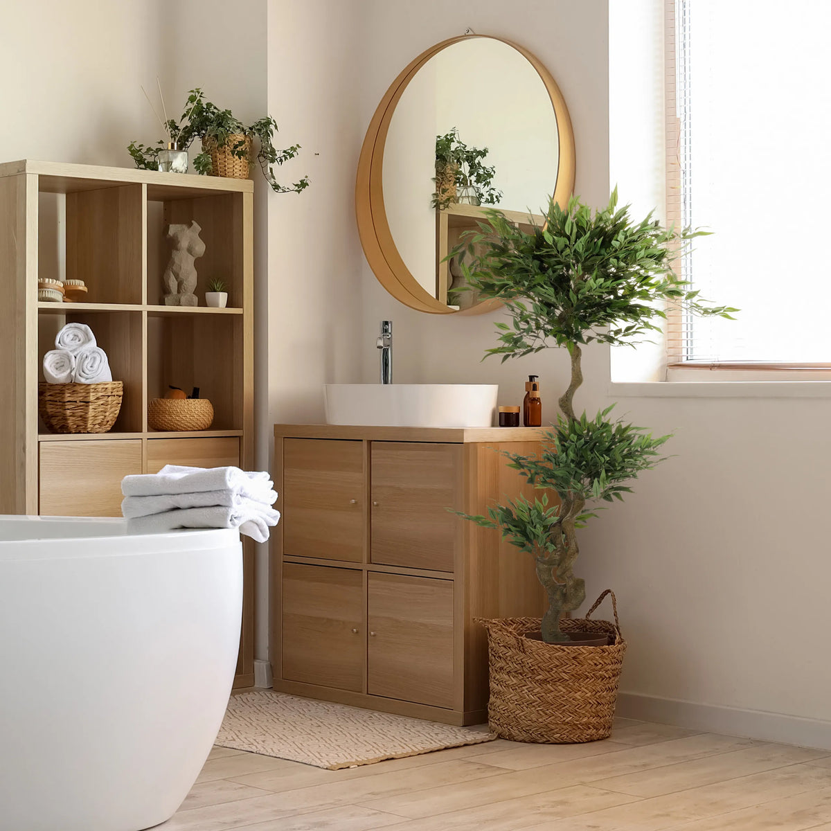 Grön konstgjord växt ACACIA i en flätad korg i badrummet från hjh OFFICE
