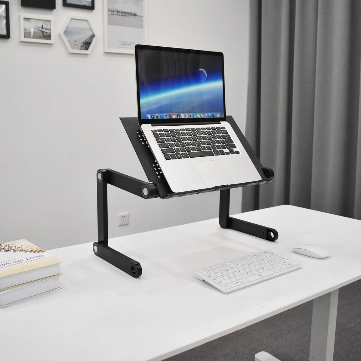 Skrivbordspåbyggnad VM-SA II i svart med en bärbar dator på ett vitt skrivbord från hjh OFFICE