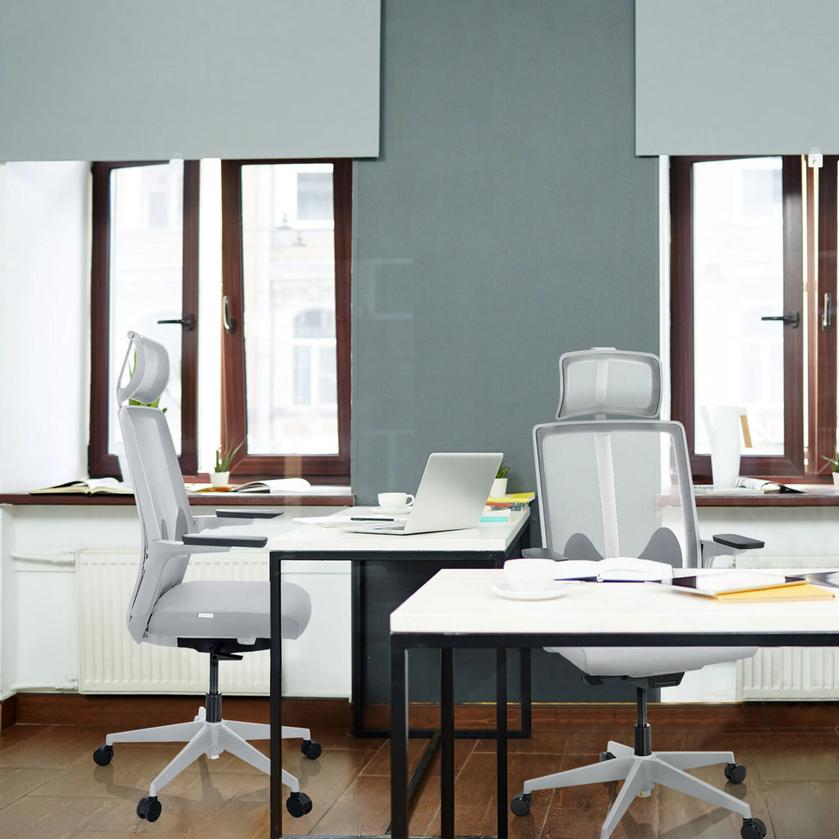 Två grå proffs kontorsstolar ARCEO W vid vita skrivbord på ett kontor från hjh OFFICE