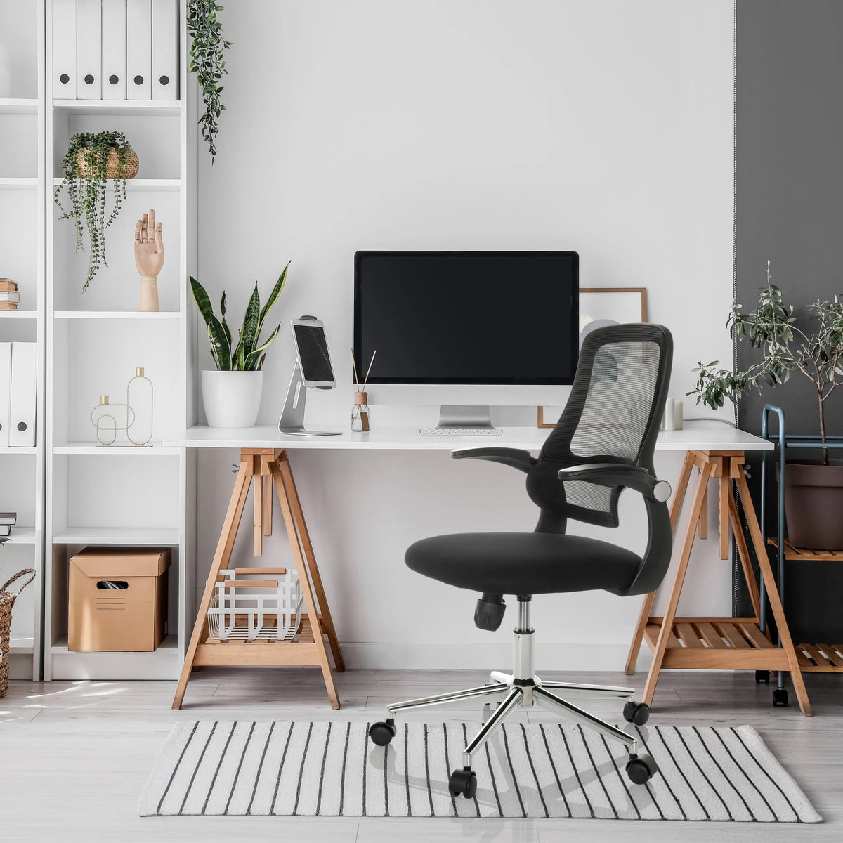 Svart Home Office kontorsstol MIKO B ECO med nätryggstöd och armstöd från hjh OFFICE