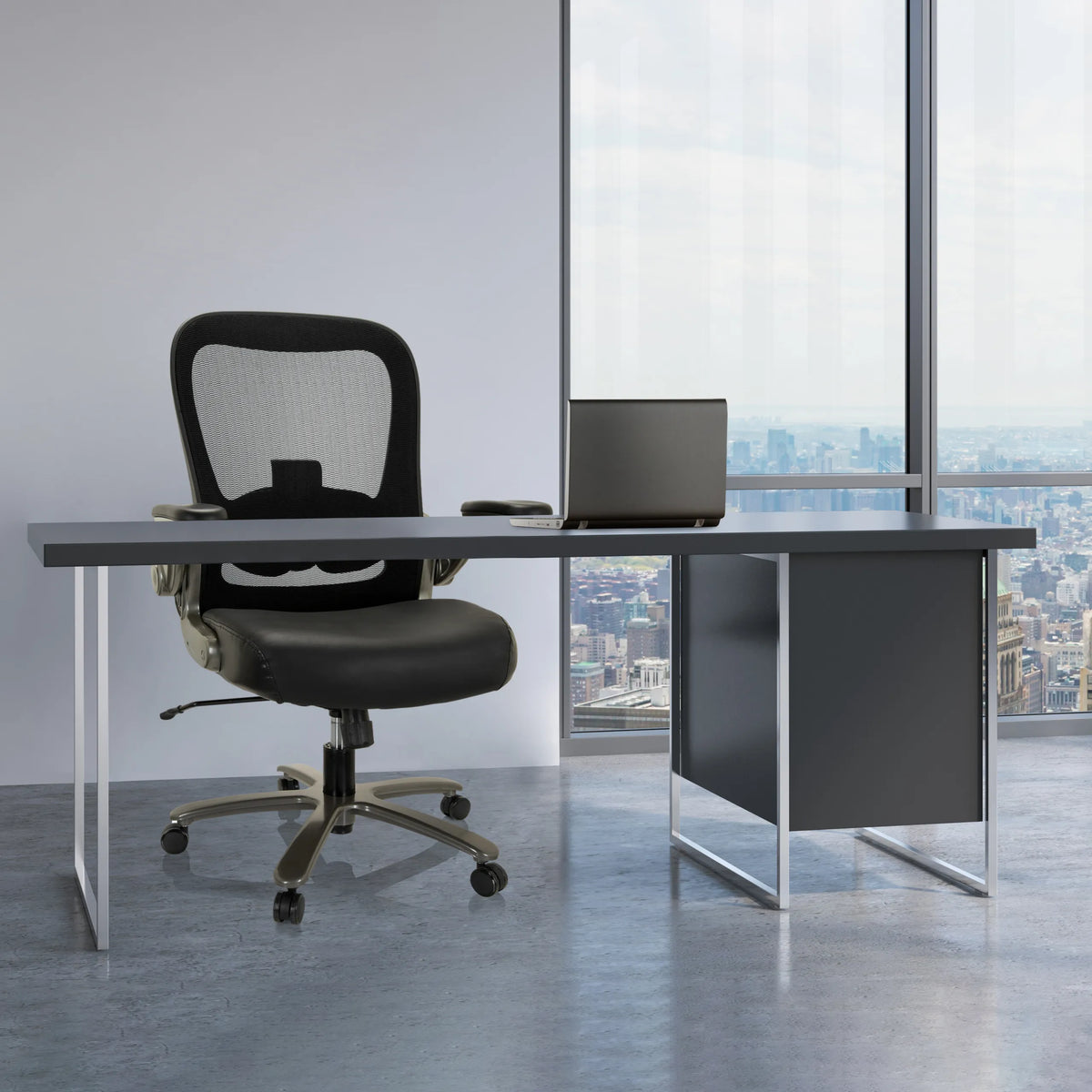 XXL snurrstol INSTRUCTOR T I i svart läder och mesh vid ett skrivbord från hjh OFFICE
