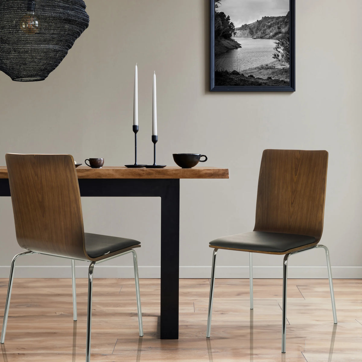 Två PERIA besökarstolar med träskal, svart sits och kromade ben från hjh OFFICE