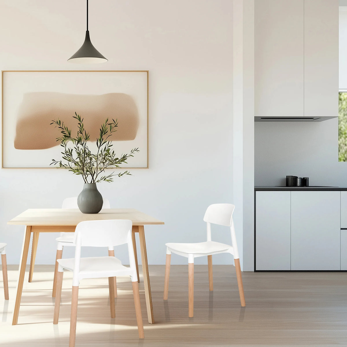 Fyrbent stol SCANDI E i vitt med ljusa träben i en matplats från hjh LIVING