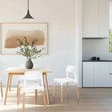 Fyrbent stol SCANDI E i vitt med ljusa träben i en matplats från hjh LIVING