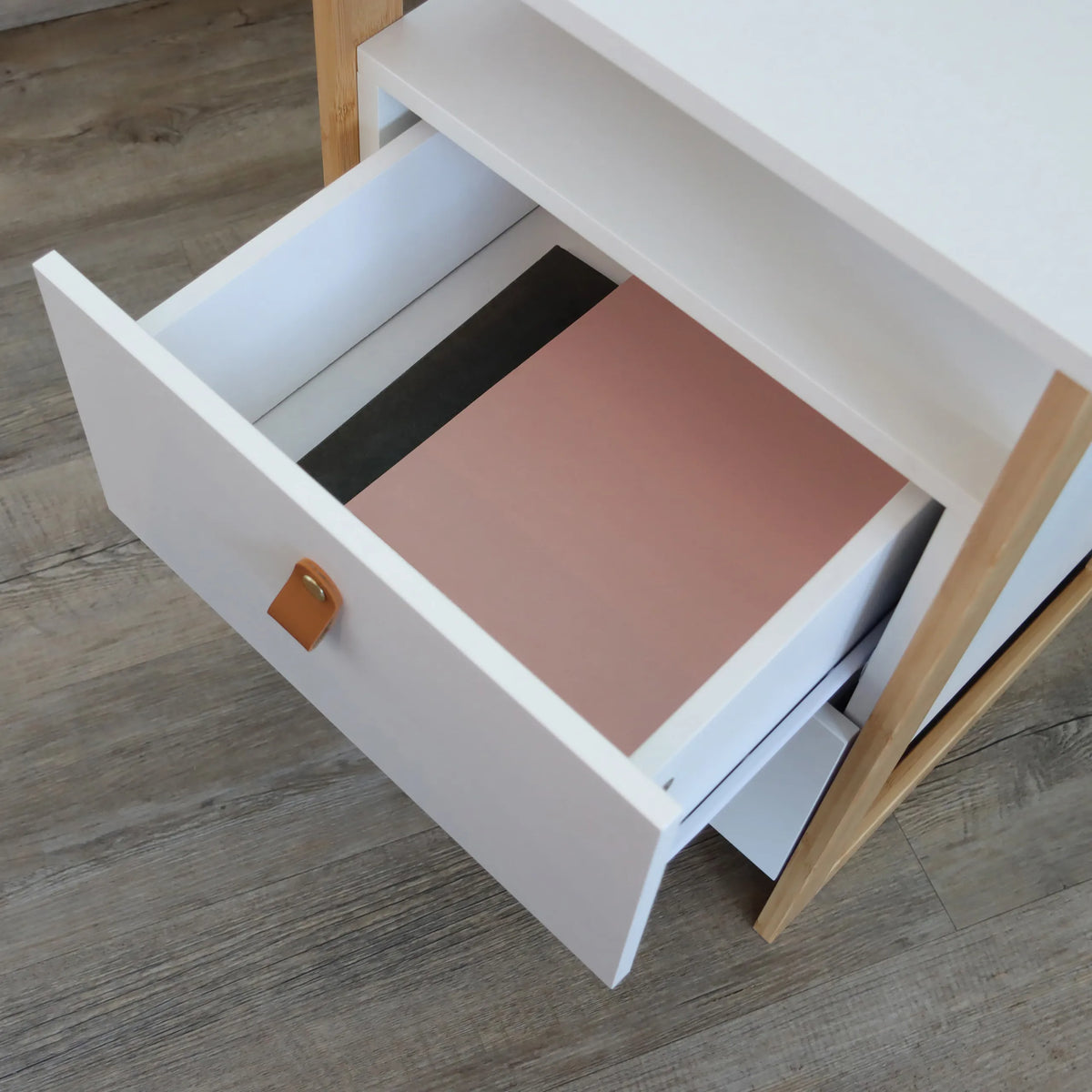 Öppen vit låda med brunt läderhandtag från Sidobord TAROLO III från hjh LIVING