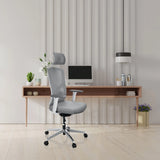Grå professionell kontorsstol BRETON PRO W med nackstöd och armstöd framför ett minimalistiskt skrivbord från hjh OFFICE