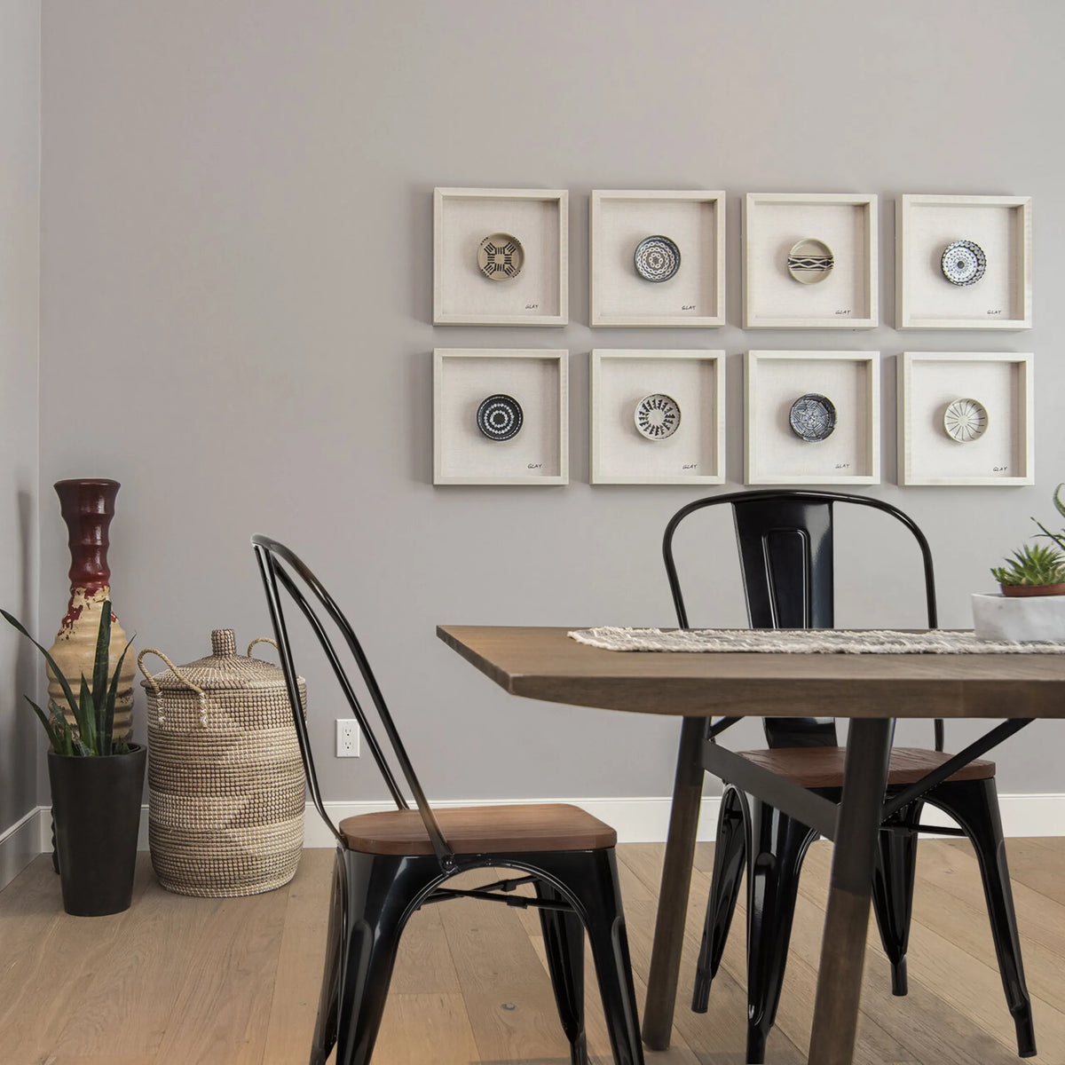 Svarta Bistrostolar VANTAGGIO COMFORT W med sits i trä vid ett matbord från hjh OFFICE
