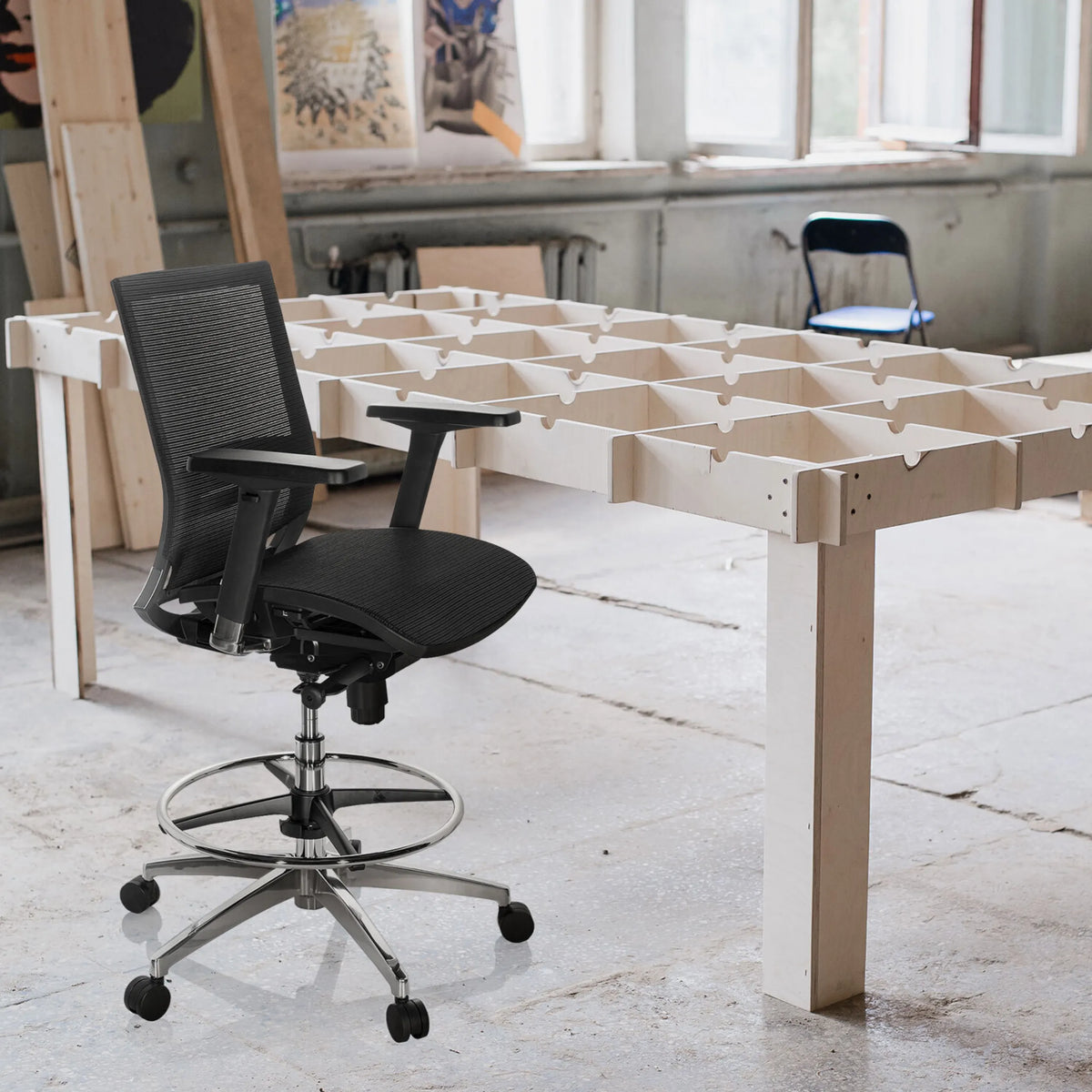 Svart Bardiskstol TOP WORK 78 med nätrygg, armstöd och fotring från hjh OFFICE