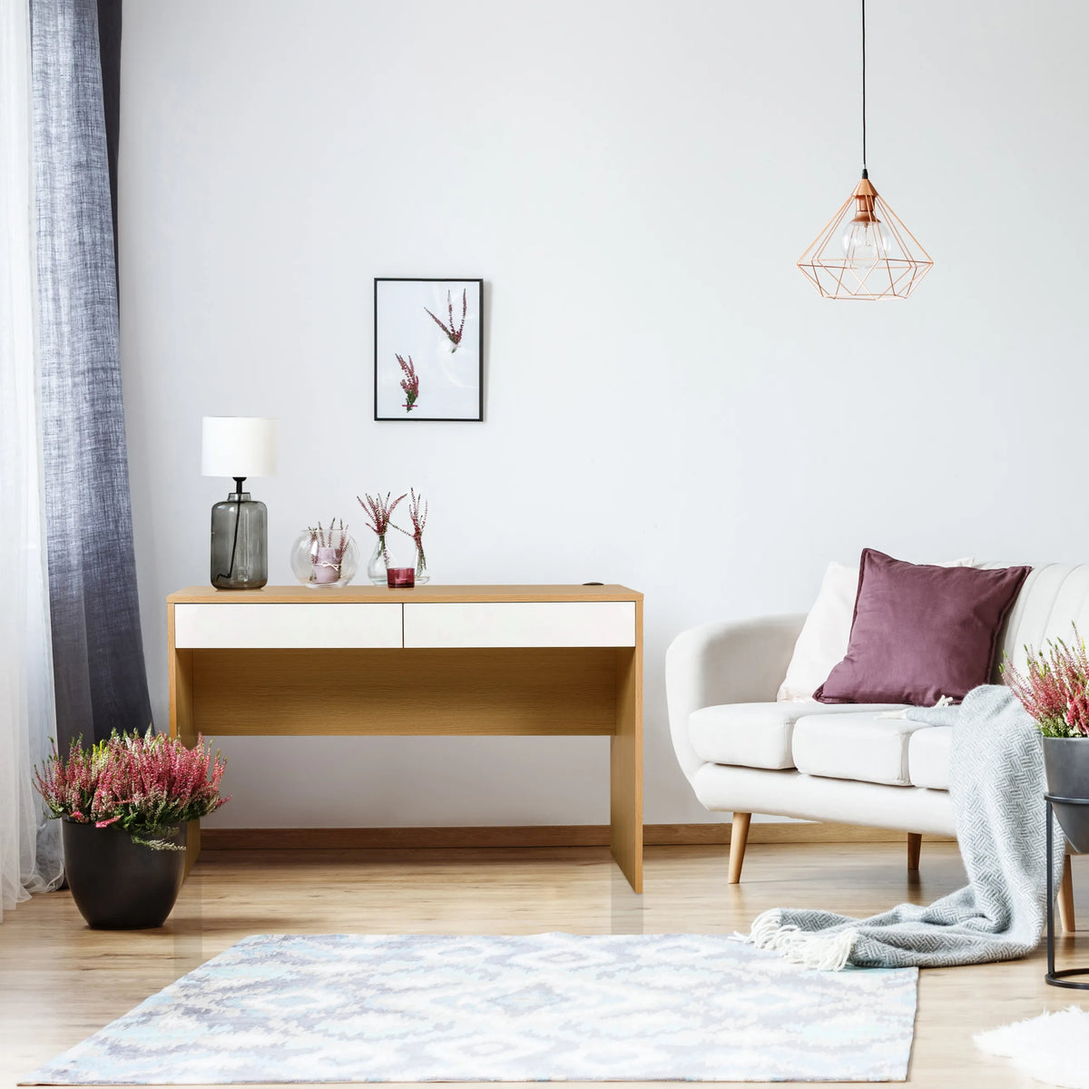 Skrivbord BERGA i vitt och ek med två lådor i ett vardagsrum från hjh LIVING