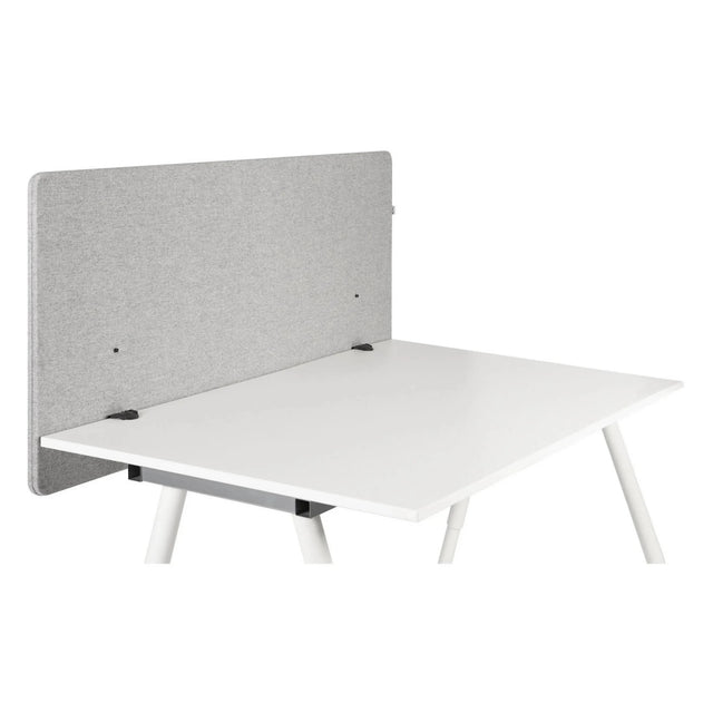 Bordsskärmvägg FLEXMIUT D 120 i ljusgrå melerad look på ett vitt skrivbord från hjh OFFICE