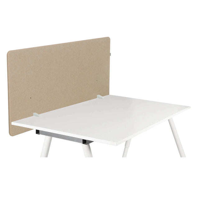 Beige Bordsskärmvägg FLEXMIUT D1 på ett vitt skrivbord med två fästklämmor från hjh OFFICE