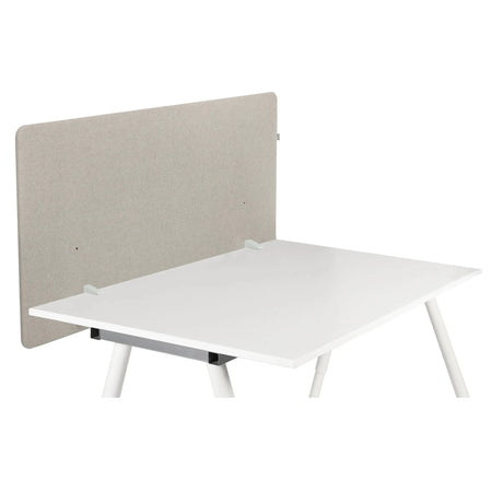 Bordsskärmvägg FLEXMIUT D1 i taupe monterad på ett vitt skrivbord från hjh OFFICE