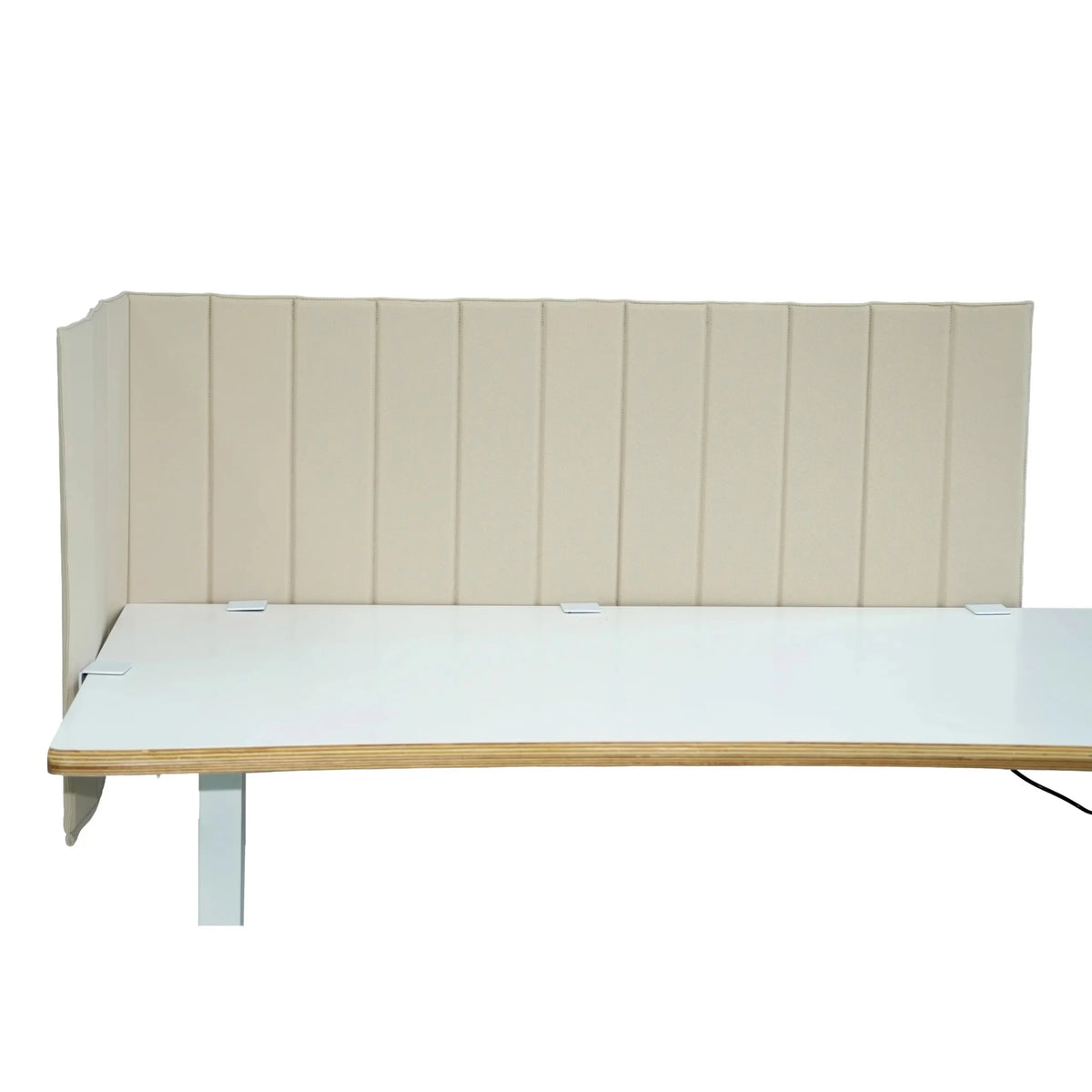 Beige bordsskärmvägg FLEXMIUT ROLL med vertikal quiltning på ett vitt skrivbord från hjh OFFICE