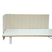 Beige bordsskärmvägg FLEXMIUT ROLL med vertikal quiltning på ett vitt skrivbord från hjh OFFICE