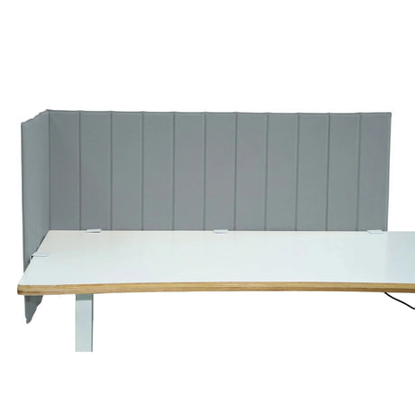 Ljusgrå bordsskärmvägg FLEXMIUT ROLL med vertikala sömmar på ett vitt skrivbord från hjh OFFICE