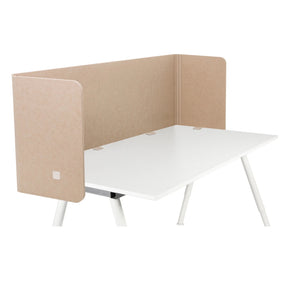 Bordsskärmvägg FLEXMIUT U i beige på ett vitt skrivbord från hjh OFFICE