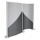 Grå skärmvägg Flexmiut Wave med plisserat tyg och geometriskt mönster från hjh OFFICE