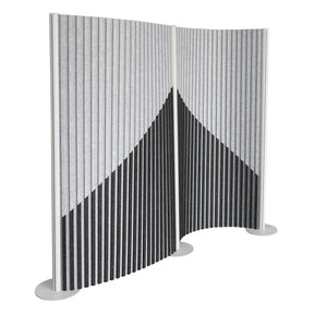 Grå skärmvägg Flexmiut Wave med plisserat tyg och geometriskt mönster från hjh OFFICE