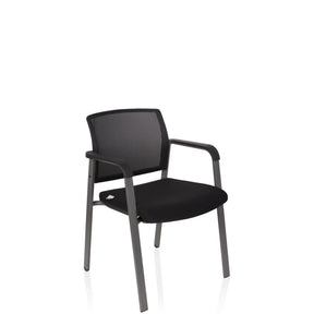 Svart fyrbent stol MEET med nätryggstöd och armstöd från hjh OFFICE