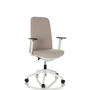 Professionell kontorsstol NESTORA med beige tygbeklädnad, vita armstöd och vitt underrede från hjh OFFICE