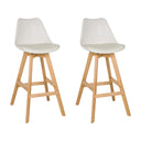 Två vita SCANDI HIGH barstolar med ljusa träben och integrerat fotstöd från hjh LIVING