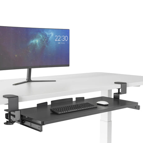 Svart Tangentbordsbricka VM-KB med monteringsklämmor under ett vitt skrivbord från hjh OFFICE
