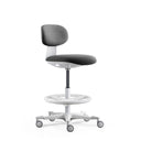 Arbetsstol WORK MF2 W i mörkgrå med vit stjärnfot och fotring från hjh OFFICE
